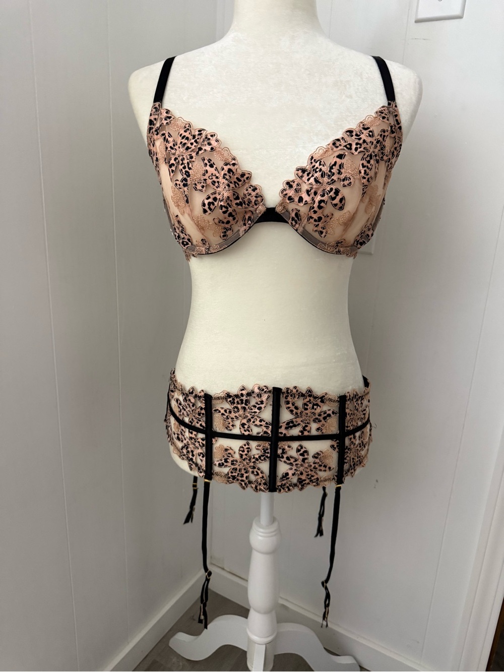 VICTORIA’S SECRET Very Sexy Bra and Garter Belt 34DD - Picture 7 of 16